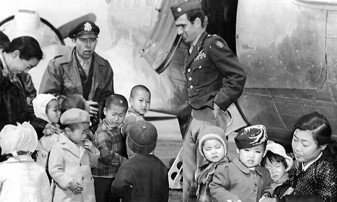 6·25 전쟁 당시 미 공군의 딘 헤스 대령(뒷줄 오른쪽)이 우리 전쟁 고아들을 돌보는 모습. 필립 골드버그 전 주한 미국 대사&nbsp;SNS&nbsp;캡처