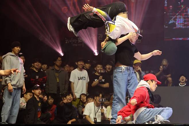 24일 전북 전주 전북대학교 삼성문화회관에서 열린 ‘제18회 전주 비보이 그랑프리’에서 출전 비보이들이 현란한 춤을 선보이고 있다. 전주시 제공