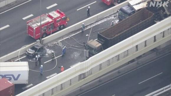 지난해 5월 14일 오전 7시 30분쯤 일본 사이타마현의 한 고속도로에서 대형 트럭이 정차 중이던 차량 행렬을 추돌해 3명이 사망하고 3명이 다치는 사고가 발생했다. 트럭 운전사 후리하타 사쿄(29)의 첫 공판이 20일 일본 도쿄지법에서 열렸다. NHK 캡처