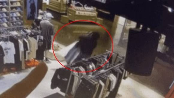 말레이시아의 한 의류 매장에서 모델인 그룹 에스파 멤버 카리나의 등신대를 훔쳐 달아나는 남성의 영상이 화제다. 엑스(X) 캡처