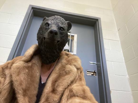 미국 캘리포니아주 샌디에이고 동물보호협회 산하 라모나 야생동물센터의 한 직원이 지난달 센터에 입소한 새끼 곰을 돌보기 위해 핼러윈용 곰 마스크를 쓰고 털옷을 입은 모습. 샌디에이고 동물보호협회 센터 제공