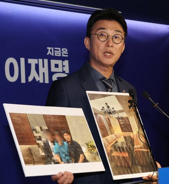 민주당, “지귀연 판사 유흥업소 접대 의혹” 사진 공개 - 노종면 더불어민주당 대변인이 지난 19일 서울 여의도 당사에서 지귀연 서울중앙지법 부장판사가 접대를 받았다는 의혹을 제기하며 사진을 공개하는 모습. 지 부장판사는 지난 22일 대법원에 의혹을 부인하며 해당 사진과 관련한 소명서와 입증 자료를 제출한 것으로 알려졌다. 연합뉴스