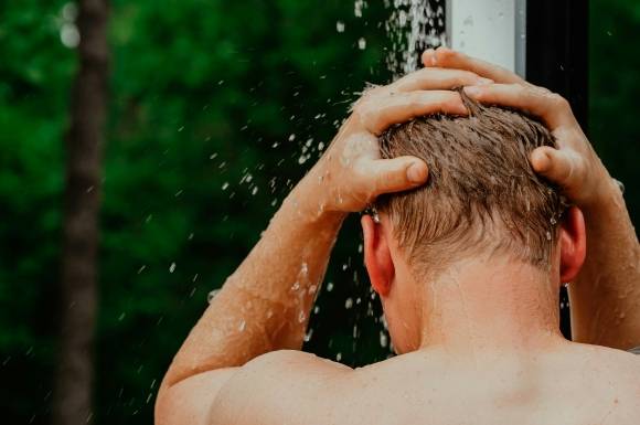 샤워 중인 남성의 모습. 언스플래시