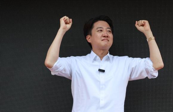 지지 호소하는 이준석 후보 - 개혁신당 이준석 대선후보가 25일 서울 종로구 종묘 인근 서순라길에서 거리 유세를 하고 있다.  연합뉴스