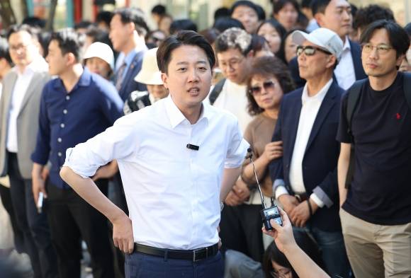 유세 전 발언하는 이준석 대선후보 - 개혁신당 이준석 대선후보가 25일 서울 종로구 종묘 인근 서순라길에서 유세 시작 전 발언하고 있다. 연합뉴스