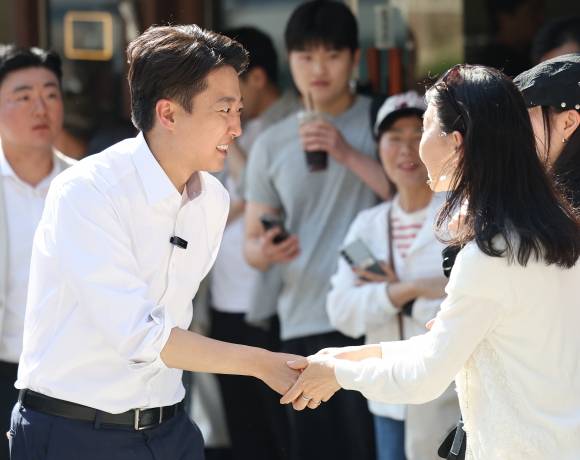 거리 유세하는 이준석 후보 - 개혁신당 이준석 대선후보가 25일 서울 종로구 종묘 인근 서순라길에서 거리 유세를 하며 시민들과 인사를 하고 있다. 연합뉴스