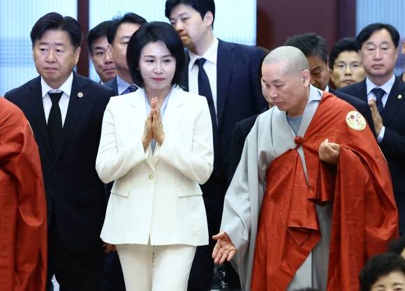 단양 구인사 방문 - 이재명 더불어민주당 대선 후보의 부인 김혜경(왼쪽 두 번째)씨가 지난 24일 충북 단양군 구인사에서 열린 상월원각대조사 제51주기 열반대재에서 합장하고 있다. 단양 뉴스1