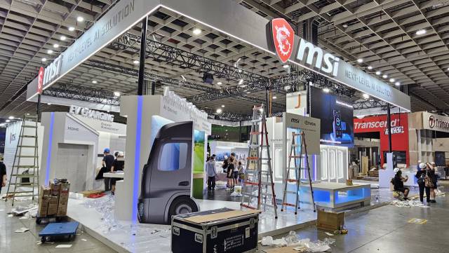 MSI 관계자들이 18일 대만 타이베이 난강 전시관에서 열릴 ‘컴퓨텍스 2025’ 전시장에서 막바지 준비 작업을 하고 있다. 타이베이=허진 기자