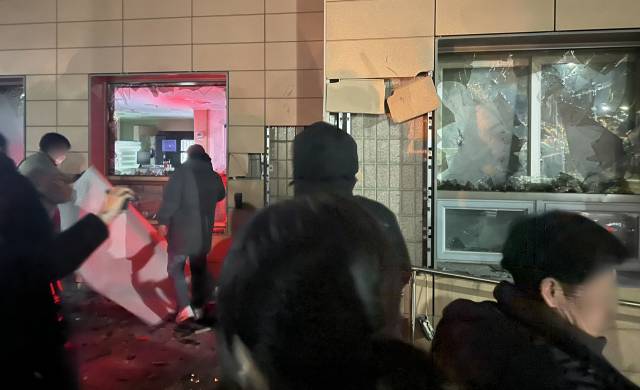 내란 우두머리 혐의로 체포된 윤석열 대통령의 영장실질심사가 열린 1월 18일 오후 서울 마포구 서울서부지방법원에서 윤 대통령 지지자들이 법원 담장을 넘고 있다. 뉴스1