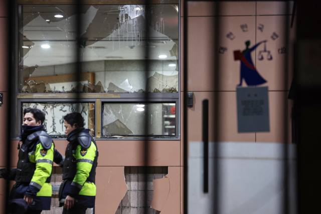 1월 19일 새벽 윤석열 대통령에 대한 구속영장 발부 소식에 서울 서부지법에 지지자들이 진입해 난동을 부려 경찰이 이를 진압하기 위해 집결하고 있다. 뉴스1