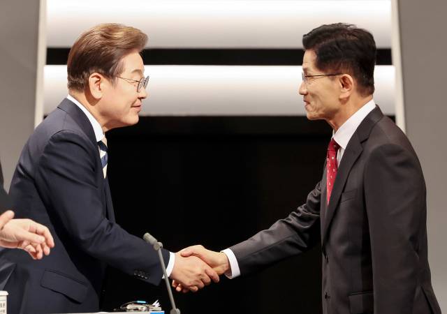 이재명 더불어민주당 대선후보와 김문수 국민의힘 대선후보가 23일 서울 영등포구 여의도 KBS 스튜디오에서 열린 제21대 대선 2차 후보자 토론회에 앞서 인사하고 있다. 국회사진기자단