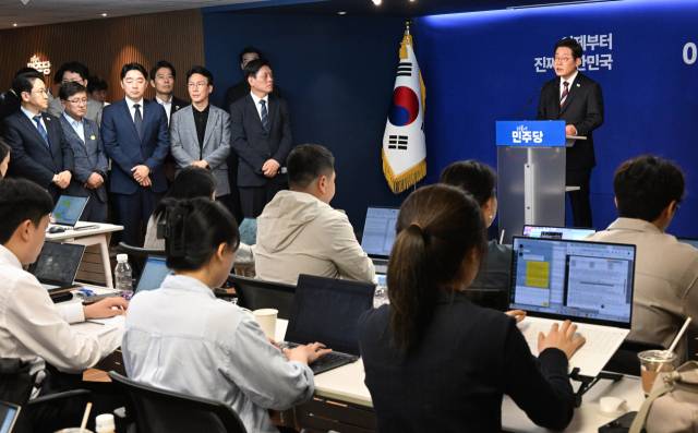 이재명 더불어민주당 대선 후보가 25일 서울 여의도 중앙당사에서 기자간담회를 열고 모두발언을 하고 있다. 오승현 기자 2025.05.25