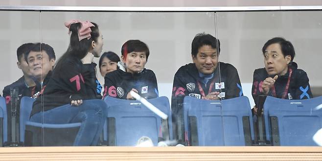 한국탁구는 카타르 도하에서 열린 2025세계탁구선수권대회에 이태성 대한탁구협회장(오른쪽 2번째)을 비롯한 주요 인사들이 총출동했다. 이처럼 협회에서 뜨거운 열기를 보인 가운데, 보이지 않는 곳에서 맹활약한 ‘언성 히어로’들 덕분에 한국은 동메달 2개를 수확하며 기분좋게 대회를 마쳤다. 사진제공│대한탁구협회