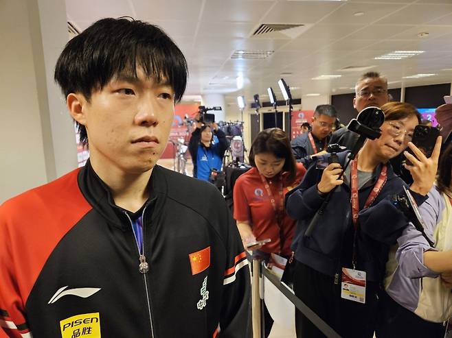 왕추친(앞)은 2024파리올림픽 2관왕에 이어 카타르 도하에서 진행 중인 2025세계탁구선수권대회에서도 혼합복식 3연패를 달성했다. 세계최강인 그는 한국의 혼합복식 임종훈-신유빈 조를 비롯한 선수들의 성장세가 인상깊다고 호평했다. 도하(카타르)│권재민 기자 jmart220@donga.com