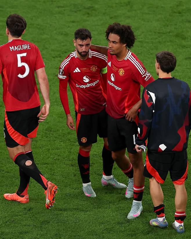 맨유 선수들이 22일(스페인) 빌바오에서 열린 UEL 결승에서 토트넘에 패해 준의승이 확정되자 망연자실해 하고 있다. 사진출저 | 맨체스터 유나이티드 페이스북