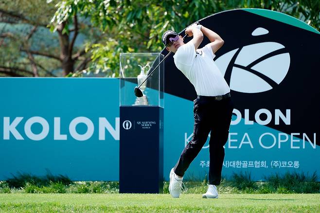 아마추어 국가대표 김민수가 25일 강원 춘천시 라비에벨 골프앤리조트 듄스코스에서 열린 코오롱 한국오픈 최종 라운드 1번 홀에서 티샷을 하고 있다. 코오롱 한국오픈 조직위원회 제공