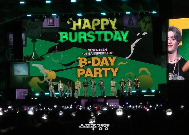세븐틴이 25일 서울 잠수교에서 ‘버스트 스테이지’ 공연을 펼쳤다. 사진|김원희 기자