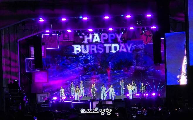 세븐틴이 25일 서울 잠수교에서 ‘버스트 스테이지’ 공연을 펼쳤다. 사진|김원희 기자
