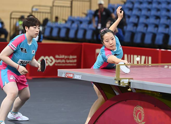 ▲ 신유빈(오른쪽)-유한나 조는 결성 두 달여 만에 세계선수권대회 8강에서 세계 랭킹 1위인 일본의 오도 사쓰키-요코이 사쿠라 조를 3-1로 꺾는 파란을 일으켜 화제를 모았다. '포스트 전지희 발굴'이 예상보다 빠르게 이뤄질 가능성을 확인한 점은 이번 대회 최대 수확으로 꼽힌다. ⓒ 연합뉴스