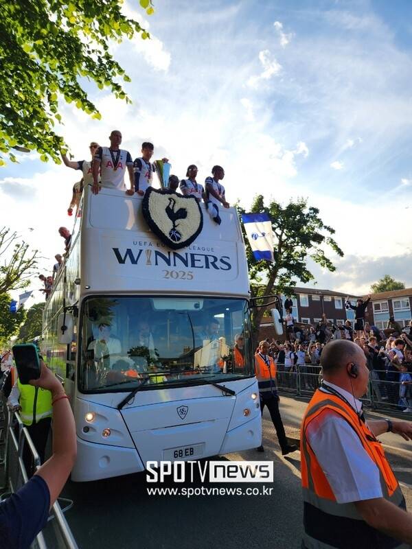 ▲ 토트넘 홋스퍼 팬들이 유로파리그 우승으로 자신감을 충전했다.