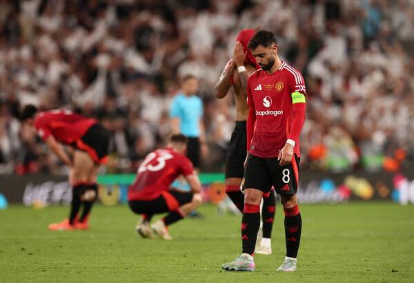 ▲ 고개 숙인 맨체스터 유나이티드 주장 브루노 페르난데스와 선수들. ⓒ연합뉴스/REUTERS