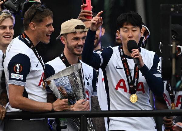 ▲ 유로파리그 우승컵을 든 토트넘 홋스퍼 주장 손흥민. ⓒ연합뉴스/REUTERS