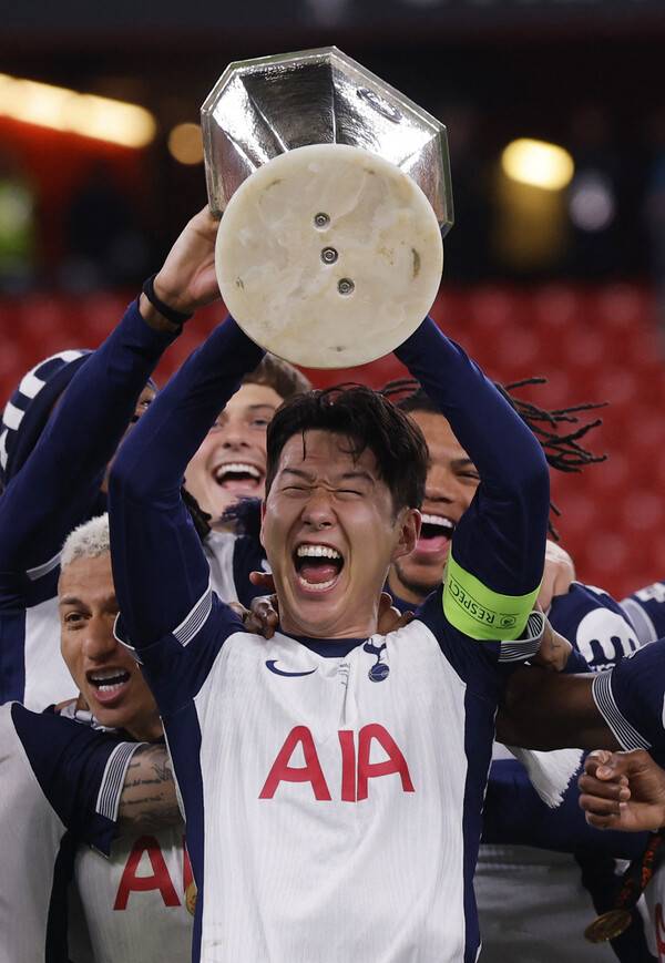 ▲ 유로파리그 우승컵을 든 토트넘 홋스퍼 주장 손흥민. ⓒ연합뉴스/REUTERS