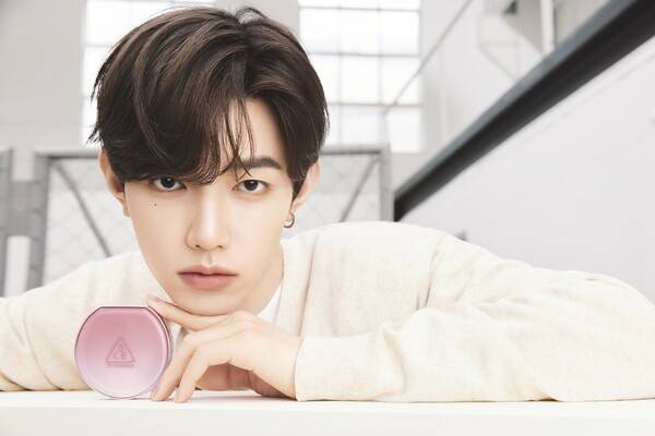 ▲ 제로베이스원 장하오가 메이크업 브랜드 모델로 발탁됐다. 제공|3CE