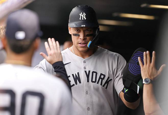 ▲ 콜로라도와 경기에서 득점 후 환영받는 애런 저지. ⓒ연합뉴스