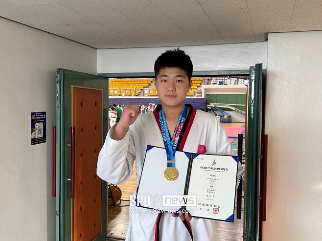 남자 15세 이하부 77kg 초과급에서 우승한 엄시목(백양중3)