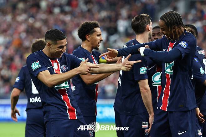 파리 생제르맹(PSG) 아슈라프 하키미(왼쪽)가 25일 프랑스 스타드 드 프랑스에서 열린 스타드 드 랭스와의 2024~2025 쿠프 드 프랑스 결승전에서 골을 넣은 뒤 브래들리 바르콜라와 골 세리머니를 하고 있다. /AFPBBNews=뉴스1