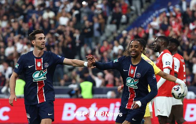 파리 생제르맹(PSG) 브래들리 바르콜라(오른쪽)가 25일 프랑스 스타드 드 프랑스에서 열린 스타드 드 랭스와의 2024~2025 쿠프 드 프랑스 결승전에서 골을 넣은 뒤 골 세리머니를 하고 있다. /AFPBBNews=뉴스1