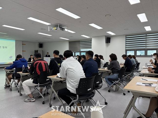 학생선수 학부모들이 24일 김해종합운동장 리셉션실에서 열린 유승민 대한체육회장 주최 간담회에 참석했다. /사진=양정웅 기자