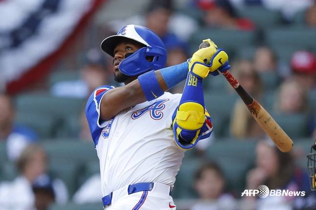 로널드 아쿠냐 주니어가 25일(한국시간) 샌디에이고전에서 5회 2점 홈런을 기록하고 있다. /AFPBBNews=뉴스1