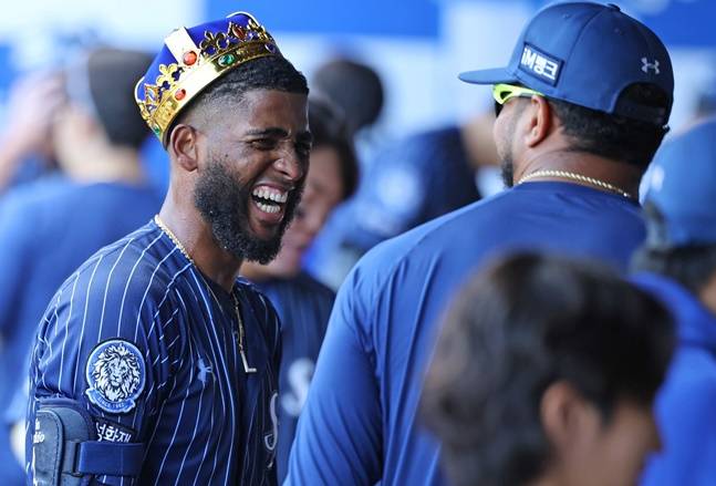 삼성 르윈 디아즈(왼쪽)가 25일 대구 KIA전에서 홈런포를 터트린 뒤 왕관을 쓰고 함박웃음을 짓고 있다. /사진=삼성 라이온즈 제공