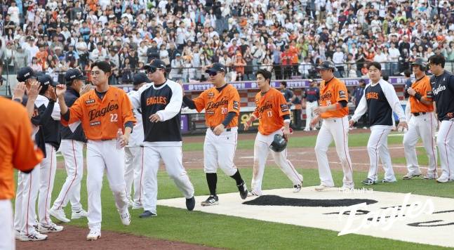 한화 선수단이 25일 대전 롯데전 승리를 거두고 하이파이브를 하고 있다. /사진=한화 이글스 제공