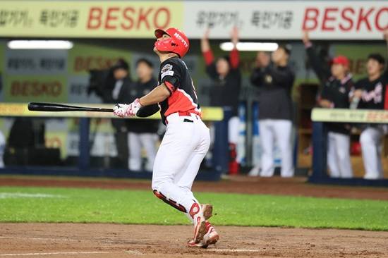 KIA 타이거즈 내야수 김도영이 지난 24일 대구 삼성라이온즈파크에서 열린 2025 신한 Sol 뱅크 KBO리그 삼성 라이온즈전에 3번 3루수로 선발 출전해 7회 초 바뀐 김태훈을 상대로 비거리 130m짜리 장외 솔로포를 쏘아 올렸다. KIA 타이거즈