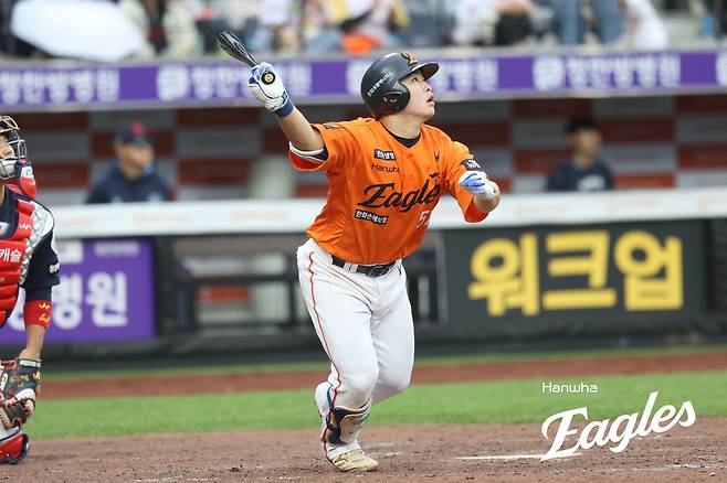 25일 대전 한화생명 볼파크에서 열린 2025 신한 SOL Bank KBO리그 롯데 자이언츠와 한화 이글스의 경기, 한화가 연장 10회 끝 8-7 승리를 거두고 위닝시리즈를 달성했다. 또 이날 승리로 한화는 시즌 전적 31승21패를 만들며 위닝시리즈를 달성, 30승3무21패가 된 롯데를 제치고 다시 2위 자리에 복귀했다. 한화 이글스