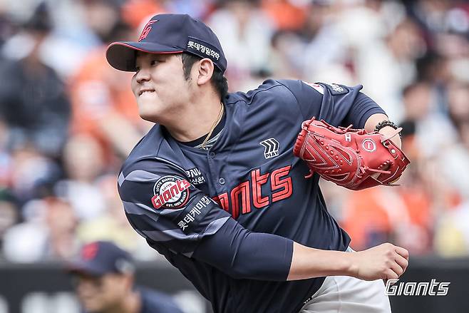 25일 대전 한화생명 볼파크에서 열린 2025 신한 SOL Bank KBO리그 롯데 자이언츠와 한화 이글스의 경기, 롯데는 6-7로 끌려가던 9회초 2사 상황 전준우의 솔로 홈런으로 승부를 연장전으로 이끌었으나 결국 7-8 패배하며 2위 자리를 한화에게 내줬다. 롯데 자이언츠