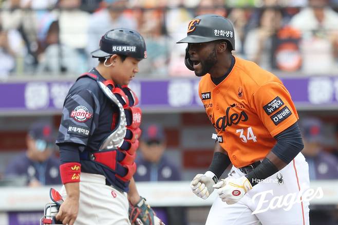 25일 대전 한화생명 볼파크에서 열린 2025 신한 SOL Bank KBO리그 롯데 자이언츠와 한화 이글스의 경기, 한화가 연장 10회 끝 8-7 승리를 거두고 위닝시리즈를 달성했다. 또 이날 승리로 한화는 시즌 전적 31승21패를 만들며 위닝시리즈를 달성, 30승3무21패가 된 롯데를 제치고 다시 2위 자리에 복귀했다. 한화 이글스