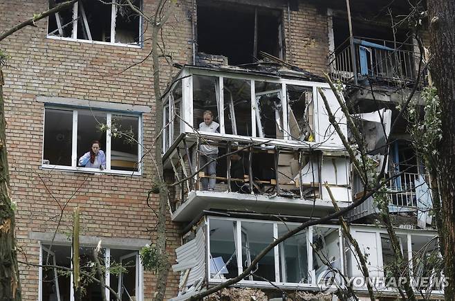 러시아 공습에 부서진 키이우의 아파트 [EPA 연합뉴스]