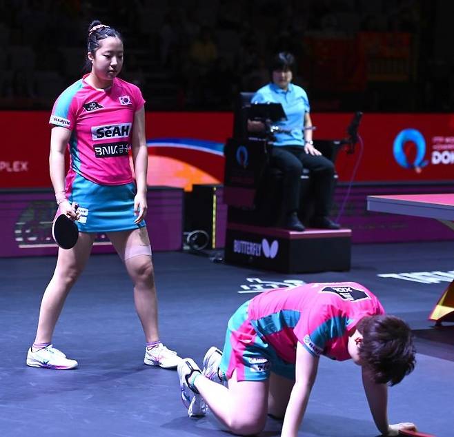 세계탁구선수권 여자복식 4강 패배 후 아쉬워하는 유한나(앞쪽), 신유빈(뒤쪽) [대한탁구협회 제공. 재판매 및 DB 금지]