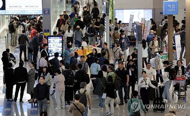 5월 황금연휴 맞아 해외로 떠나는 여행객들 [연합뉴스 자료사진]