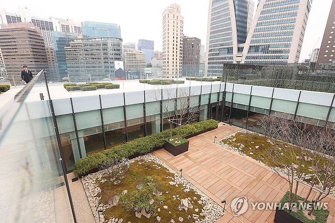 '더 헤리티지'의 옥상정원 (서울=연합뉴스) 진연수 기자 = 90년 된 서울 명동 옛 제일은행 본점이 신세계백화점 본점 '더 헤리티지'로 다시 태어났다. 신세계백화점은 지난 10년간 해당 건물의 보존과 복원에 공을 들여 역사·문화·쇼핑이 결합한 공간 '더 헤리티지'를 9일 개관했다. 사진은 이날 서울 중구 신세계백화점 본점 더 헤리티지 옥상정원 모습. 2025.4.9 jin90@yna.co.kr
※ 사진은 기사 내용과 직접 관련이 없습니다.