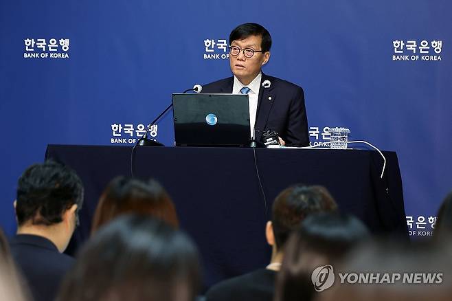 통화정책방향 기자간담회서 발언하는 이창용 총재 (서울=연합뉴스) 이창용 한국은행 총재가 17일 서울 중구 한국은행 본관에서 열린 금융통화위원회 본회의를 마친 후 통화정책방향 기자 간담회에서 발언하고 있다. 2025.4.17 [사진공동취재단] photo@yna.co.kr