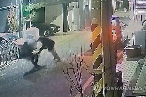 지난 2월 26일 광주 동구 금남로 한 골목에서 경찰관이 50대 남성이 휘두른 흉기에 찔려 쓰러지는 모습 [독자 제공. 재판매 및 DB 금지]