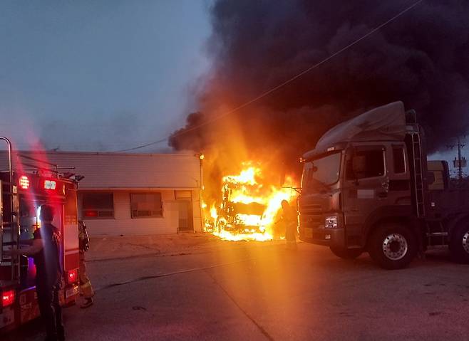 25t 트럭 화재 [전북소방본부 제공. 재판매 및 DB 금지]