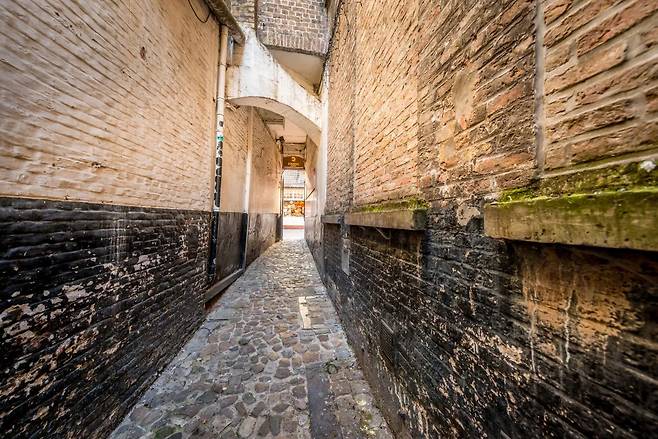 자갈로 포장된 브뤼허 '데 가레' 구역 뒷골목 [벨기에 브뤼허 관광청 사이트(www.visitbruges.be) 공개 사진 캡처. ⓒ Visit Bruges -- Jan Darthet, DB 및 재판매 금지 ]