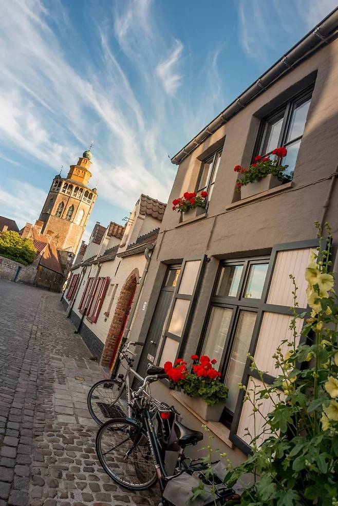 자갈로 포장된 브뤼허 발스트라아트 거리의 주택 앞 보도 [벨기에 브뤼허 관광청 사이트(www.visitbruges.be) 공개 사진 캡처. ⓒ Visit Bruges -- Jan Darthet, DB 및 재판매 금지 ]