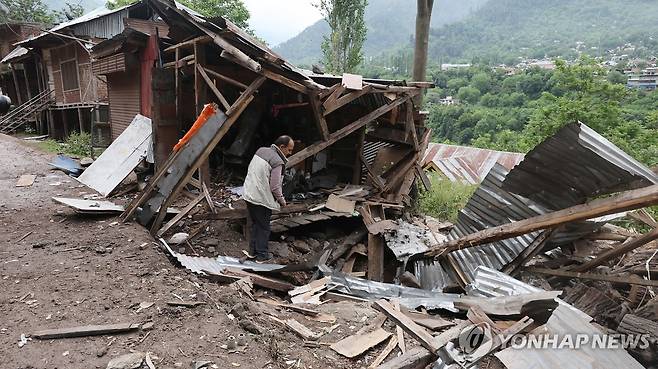 인도-파키스탄 무력충돌 지난 9일(현지시간) 인도령 카슈미르에서 파키스탄군의 포격으로 부서진 집 한 채를 현지 주민이 살펴보고 있다. 2025.05.25
[EPA 연합뉴스 자료사진. 재판매 및 DB 금지]